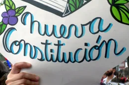 Ein Plakat auf einer Demonstration gegen die herrschende Verfassung &ndash; sie stammt aus der Zeit der Diktatur von Augusto Pinochet.