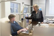 Vera Lanz (Katharina Böhm) fragt Florian Blanke (Leon Baschke), ob er die verstorbene Journalistin kennt. Er stand mit ihr auf Grund seiner Krankheit in Kontakt. Vera Lanz (Katharina Böhm) fragt Florian Blanke (Leon Baschke), ob er die verstorbene Journalistin kennt. Er stand mit ihr auf Grund seiner Krankheit in Kontakt.
