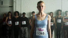 Bei der Audition von "Teen Spirit" wird Violet (Elle Fanning) in die n&auml;chste Runde zu einem Vorsingen vor der Jury der Castingshow eingeladen.
