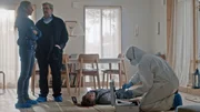 Maria Wern (Eva R&ouml;se) und Polizeichef Hartman (Allan Svensson) am Tatort auf Gotland.