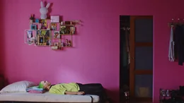 Elina (Elsi Sloan) ist zun&auml;chst nicht erfreut dar&uuml;ber, sich ein Zimmer mit ihrer neuen Stiefschwester zu teilen.