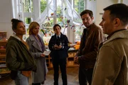Von links: Ines Richter (Davina Donaldson), Martina Seiffert (Astrid M. F&uuml;nderich), Sibylle Beyer (B&auml;rbel Stolz) und Joachim Stoll (Peter Ketnath) ermitteln im Fall einer toten Kita-Leiterin. Spielt ihnen der &uuml;bereifrige Vater Philipp Kammerer (Carsten Strauch) die heile Kita-Welt nur vor?