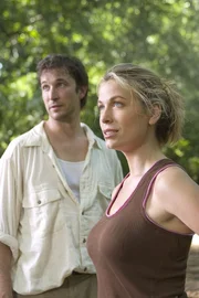 Begleitet von seinem weiblichen Bodyguard Nicole Noone (Sonya Walger) führt die Jagd nach der heiligen Lanze Flynn Carsen (Noah Wyle) über den ganzen Erdball, durch die undurchdringlichen Wälder des Amazonas bis in die abgelegenen Täler des Himalaya. Begleitet von seinem weiblichen Bodyguard Nicole Noone (Sonya Walger) führt die Jagd nach der heiligen Lanze Flynn Carsen (Noah Wyle) über den ganzen Erdball, durch die undurchdringlichen Wälder des Amazonas bis in die abgelegenen Täler des Himalaya.