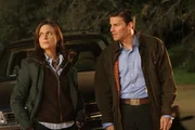 Dr. Brennan (Emily Deschanel, l.); Booth (David Boreanaz, r.)