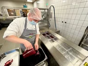 Rote Gr&uuml;tze als Fertiggericht aus der Gro&szlig;k&uuml;che:  Hier werden sie in 3-Kilobeuteln vakuumiert und an die Kunden verschickt.