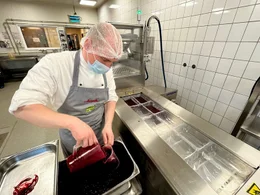 Rote Gr&uuml;tze als Fertiggericht aus der Gro&szlig;k&uuml;che:  Hier werden sie in 3-Kilobeuteln vakuumiert und an die Kunden verschickt.