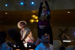 Chloe (Katherine McNamara, M.) sorgt f&uuml;r Stimmung in der Disco des Kreuzfahrtschiffs.
