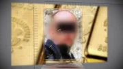 Eine 49-jährige Bankleiterin stirbt nach einem Brandanschlag in ihrem Auto. Im Fokus: ein Polizist aus ihrem Umfeld. Das Motiv führt zu acht Kilo Gold – bis heute verschwunden. Eine 49-jährige Bankleiterin stirbt nach einem Brandanschlag in ihrem Auto. Im Fokus: ein Polizist aus ihrem Umfeld. Das Motiv führt zu acht Kilo Gold – bis heute verschwunden.