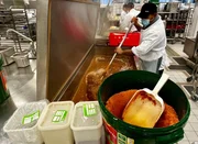 Keine Gro&szlig;k&uuml;che mehr ohne Convenience: An der Uni Bochum kommen die K&ouml;che nicht mehr ohne Fertiggerichte aus. Was macht das mit den Verbrauchern?