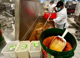Keine Gro&szlig;k&uuml;che mehr ohne Convenience: An der Uni Bochum kommen die K&ouml;che nicht mehr ohne Fertiggerichte aus. Was macht das mit den Verbrauchern?