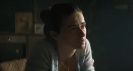 Violets Mutter Marla (Agnieszka Grochowska) macht sich anfangs Sorgen wegen Violets Teilnahme an "Teen Spirit".