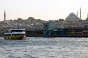 Eine der meistbefahrenen Schifffahrtsstraßen der Welt: Der jahrtausendelang umkämpfte Bosporus ist heute Tag und Nacht für den Schiffsverkehr geöffnet. Eine der meistbefahrenen Schifffahrtsstraßen der Welt: Der jahrtausendelang umkämpfte Bosporus ist heute Tag und Nacht für den Schiffsverkehr geöffnet.