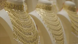 Eine Schaufensterauslage zeigt drei verschiedene B&uuml;sten mit Goldschmuck.