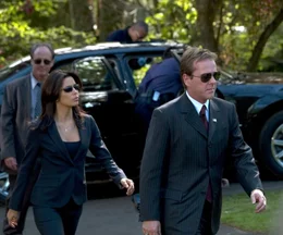 Nach dem Mord an einem Secret Service-Agenten ermitteln David Breckinridge (Kiefer Sutherland) und die neue Kollegin Jill Marin (Eva Longoria).