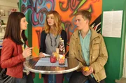 Durch Kathis Idee ist Patrick seine l&auml;stige Verehrerin losgeworden, hat aber nun auch keine Chance mehr bei seinem Schwarm Tinka. Von links: Meike (Petra Liepert), Tinka (Jessica Egger) und Patrick Westenrieder (Lucas Bauer).