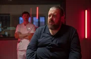 Benno Nowak (Fr&eacute;d&eacute;ric Brossier, li.) versucht seinem Patienten Theo Dahms (Till Butterbach, re.) beispielhaft zu erkl&auml;ren, warum es nicht immer die beste Idee ist, bei jedem Problem seine Ex-Frau anzurufen.