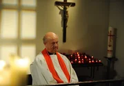 Pfarrer Kurz (Hans Stadlbauer) ist mit der Doppelbelastung, f&uuml;r zwei Gemeinden zust&auml;ndig zu sein, &uuml;berlastet.