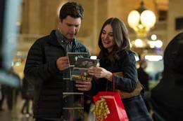 Paul (Colin Jost), Lucy (Alison Brie).