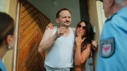 Andi (Milan Peschel, l.) und Tracy (Minh-Khai Phan-Thi, r.) haben eine lustige Zeit bei den neuen Nachbarn. Andi (Milan Peschel, l.) und Tracy (Minh-Khai Phan-Thi, r.) haben eine lustige Zeit bei den neuen Nachbarn.