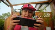 Rocco (Hoang Minh Ha) spricht Spanisch mit seinem neuem Freund Ignacio, den er beim Online-Spielen kennengelernt hat. Rocco (Hoang Minh Ha) spricht Spanisch mit seinem neuem Freund Ignacio, den er beim Online-Spielen kennengelernt hat.