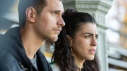 Louna (Anna Bardavelidze, r.) und Liam (Ludwig Brix, l.) kommen aufgrund der neuen Beweise zu erschütternden Erkenntnissen. Louna (Anna Bardavelidze, r.) und Liam (Ludwig Brix, l.) kommen aufgrund der neuen Beweise zu erschütternden Erkenntnissen.