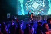 Die Clubbesitzerin Talida Hart (Oona von Maydell) heizt der Menge im Stuttgarter Technoclub "Märzhasen" mächtig ein. Doch als der zweite Clubbesitzer ermordet aufgefunden wird, wird die Feierstimmung jäh getrübt. Clubgäste (Komparsen). Die Clubbesitzerin Talida Hart (Oona von Maydell) heizt der Menge im Stuttgarter Technoclub "Märzhasen" mächtig ein. Doch als der zweite Clubbesitzer ermordet aufgefunden wird, wird die Feierstimmung jäh getrübt. Clubgäste (Komparsen).
