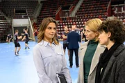 Ein ehemaliger Handball-Star wird ermordet und Martina Seiffert (Astrid M. Fünderich, M.) ermittelt mit ihrer Kollegin Nele Becker (Nina Siewert, r.) im direkten Vereinsumfeld. Annika Brett (Susan Hoecke, l.), die Pressesprecherin des Vereins, versucht dies freundlich zu unterbinden, um den Spielbetrieb nicht zu stören. Ein ehemaliger Handball-Star wird ermordet und Martina Seiffert (Astrid M. Fünderich, M.) ermittelt mit ihrer Kollegin Nele Becker (Nina Siewert, r.) im direkten Vereinsumfeld. Annika Brett (Susan Hoecke, l.), die Pressesprecherin des Vereins, versucht dies freundlich zu unterbinden, um den Spielbetrieb nicht zu stören.