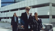 Nicolas Dardenne (Gustav Schmidt, M.), Louna Lloris (Anna Bardavelidze, l.) und Dita (Gizem Emre, r.) machen sich auf den Weg ins Headquarter f&uuml;r den finalen Deal mit Ditas Firma.