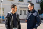 Mike (Harry Blank, rechts) hat Verst&auml;ndnis f&uuml;r Leon (Joel Akg&uuml;n, links) und erz&auml;hlt ihm, dass er als Jugendlicher sein Moped frisiert hat.