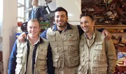 Der Jubil&auml;ums-Fall hat es in sich: Deswegen ist hier die Hilfe aller drei Tr&ouml;delexperten gefragt... (Foto, v.li.: Otto Schulte, S&uuml;kr&uuml; Pehlivan und Mauro Corradino)