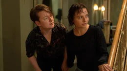 Franky (Lena Urzendowsky) und Roman (Paul P&ouml;tsch) schleichen sich aus dem Kopf-Hotel.