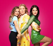 Lassen es ein Wochenende krachen: Die Freundinnen seit Kindertagen Marlene (Marie Bruchard, l.) und Eva (Rosalie Thomass, M.) und die Neue im Bunde - Bella (Almila Bagriacik).