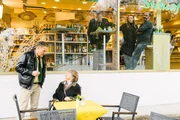 Hubert (Christian Tramitz, l.) versucht Theresa Zaindl (Kathi Leitner, 2.v.l.) zu einer Kaffeepause zu &uuml;berreden.
