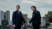 Louna Lloris (Anna Bardavelidze, l.) beschützt Nicolas Dardenne (Gustav Schmidt, r.) vor Schlägern, die sich an der Familie Dardenne rächen wollen. Louna Lloris (Anna Bardavelidze, l.) beschützt Nicolas Dardenne (Gustav Schmidt, r.) vor Schlägern, die sich an der Familie Dardenne rächen wollen.