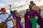Yvonne Catterfeld performt gemeinsam mit den local Artists, unter anderen Fattú Djakité (3.v.r.) und DIEG (l.), ihre "Song Trip"-Version von "Irgendwas". Yvonne Catterfeld performt gemeinsam mit den local Artists, unter anderen Fattú Djakité (3.v.r.) und DIEG (l.), ihre "Song Trip"-Version von "Irgendwas".