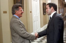 Lawrence Green (Jeremy Piven, r.) bietet Wendall Rohr (Dustin Hoffman, l.) seine Mitarbeit an.