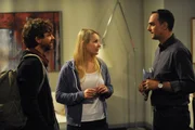 Mike l&auml;sst Bartl merken, dass er die Beziehung zwischen ihm und Yvi nicht guthei&szlig;t. Von links: Bartl (Andreas Nickl), Yvonne Preissinger (Alexa Eilers) und Mike Preissinger (Harry Blank).