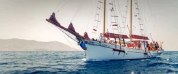 Johannes (Thomas Stipsits) beim entspannten Segelt&ouml;rn in der &Auml;g&auml;is.
