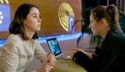 Rose und Magda beobachten die Entwicklung ihres Podcasts.