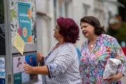 Monika (Christine Reimer, rechts) hofft, bei Gundis (Helga Januschkowetz, KLD, links) Kiosk-Verlosung unter den gl&uuml;cklichen Gewinnern zu sein.
