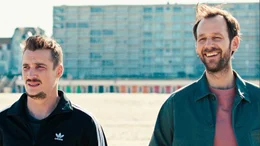 Jimmy (Pierre Lottin, li.) m&ouml;chte seinem Bruder Thibaut (Benjamin Lavernhe) das Leben retten.