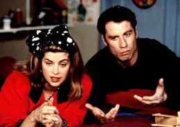 Elterlicher Erkl&auml;rungsnotstand bei Familie Ubriacco: Mollie (Kirstie Alley, l.) und James (John Travolta, r.) m&uuml;ssen zwar nicht die Bienen und die Blumen erkl&auml;ren, doch es gilt, den Kindern den Mythos Weihnachtsmann zu erhalten.
