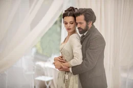 Eiffel (Romain Duris, r.) und Adrienne (Emma Mackey, l.) beginnen eine Liebesaff&auml;re, nachdem sie vor etlichen Jahren kurz vor einer Heirat standen.