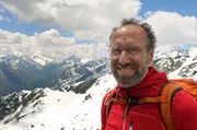Rupert Vo&szlig; im Portrait vor Bergkulisse.
