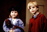 Inzwischen ist es selbstverst&auml;ndlich, dass Mikey (David Gallagher, r.) und Julie (Tabitha Lupien, l.) sprechen k&ouml;nnen. Doch es gibt schon wieder sprechenden Nachwuchs in der Familie: Die beiden Hunde Rocks und Daphne geben ihre Meinung zum Besten ...