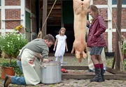 Schlachtfest auf dem Biohof Meede: Fasziniert schaut Mimi (Sophie Schirmer) Bauer Meede (Josef Heynert) beim Schlachten zu. Schlachtfest auf dem Biohof Meede: Fasziniert schaut Mimi (Sophie Schirmer) Bauer Meede (Josef Heynert) beim Schlachten zu.