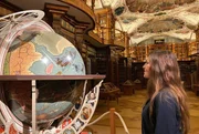 In der Stiftsbibliothek St. Gallen macht sich die Theologin Jacqueline Straub auf die Suche nach dem Ursprung der Geschichte um die Päpstin Johanna. In der Stiftsbibliothek St. Gallen macht sich die Theologin Jacqueline Straub auf die Suche nach dem Ursprung der Geschichte um die Päpstin Johanna.