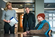 Egon Fleischbauer (Jörg Witte, r.) wird vorgeladen, da er bei einem Streit mit der „Königin“ gesehen wurde. Der Obdachlose kommt Ina Zimmermann (Melanie Marschke, l.) und Jan Maybach (Marco Girnth, M.) bekannt vor. Vor seinem Absturz arbeitete Fleischbauer als Anwalt. Egon Fleischbauer (Jörg Witte, r.) wird vorgeladen, da er bei einem Streit mit der „Königin“ gesehen wurde. Der Obdachlose kommt Ina Zimmermann (Melanie Marschke, l.) und Jan Maybach (Marco Girnth, M.) bekannt vor. Vor seinem Absturz arbeitete Fleischbauer als Anwalt.