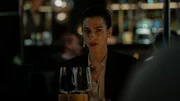Louna Lloris (Anna Bardavelidze) hadert damit, ihre Gefühle und ihren neuen Job als Bodyguard voneinander zu trennen. Louna Lloris (Anna Bardavelidze) hadert damit, ihre Gefühle und ihren neuen Job als Bodyguard voneinander zu trennen.