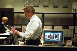 Pete Garrison (Michael Douglas) beherrscht in seinem Job auch modernste Technik.